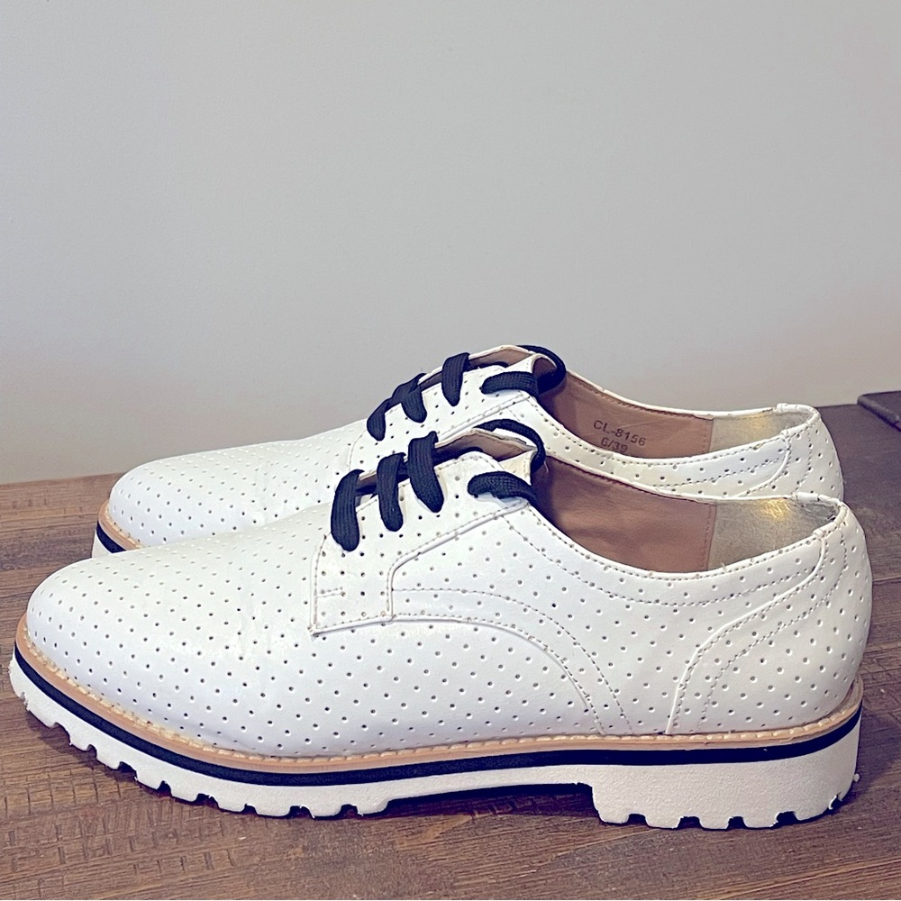 Carlton London Overseas Perforated Chunky Tread lace up size 7 golf club shoe